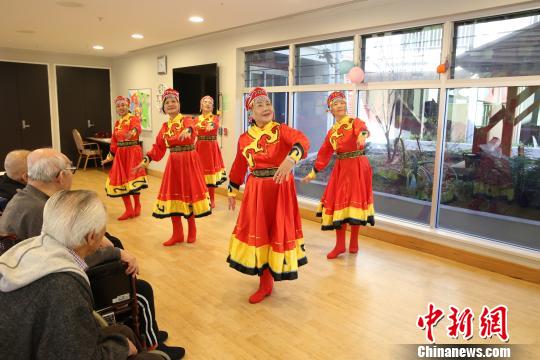 悉尼华星华人之声合唱团慰问华人服务社颐养院老人