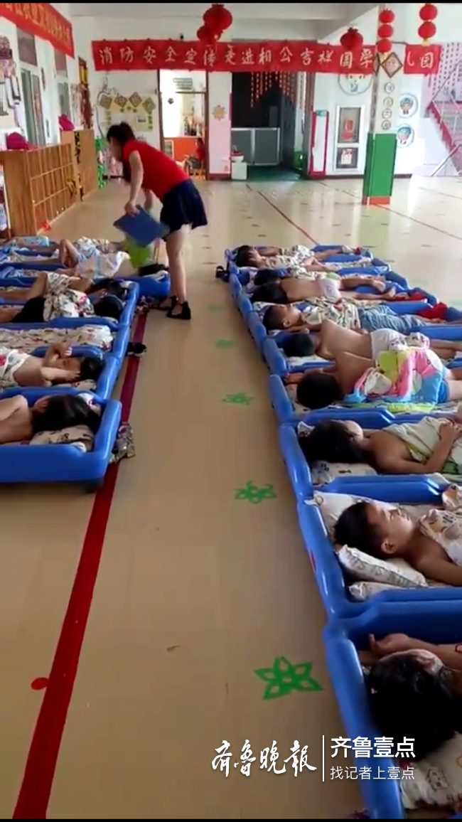 高温天幼儿园突遇停电，济南幼师为午睡孩子摇扇降温