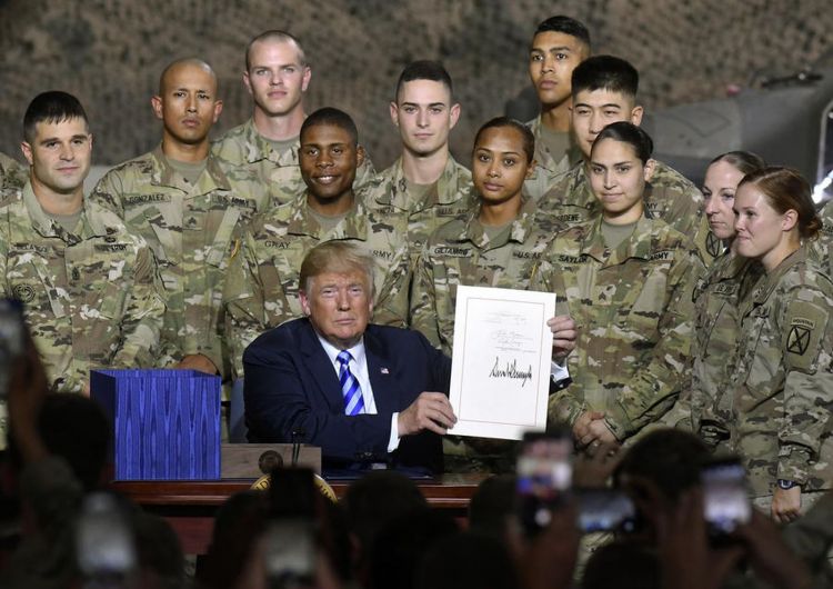 特朗普签7160亿国防授权法案 美军军费现9年来最大增幅