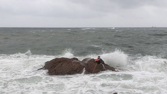 游客被困礁石 大浪中坚持三小时获救