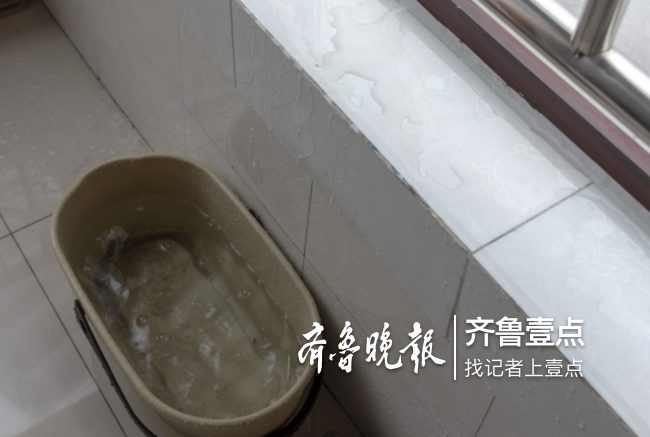 聊城：屋外大雨倾盆，屋内窗户渗水