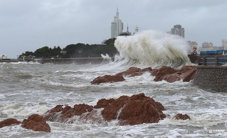 高清：6级东南风呼啸蓝色预警持续 青岛海滨惊涛拍岸