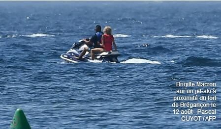 法国总统夫妇“夏宫”度假 第一夫人骑水上摩托艇消暑