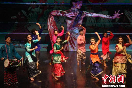 陕西文化艺术团献艺巴基斯坦独立日庆典 两国歌手合唱