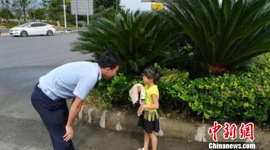 浙江永嘉警车护航5岁独行女童“暖了”人心