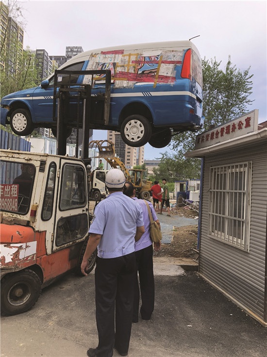 烟台市区南洪街10辆“霸王僵尸车”被清理(图)