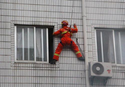 聊城7个月大婴儿被困家中，消防官兵空降救援