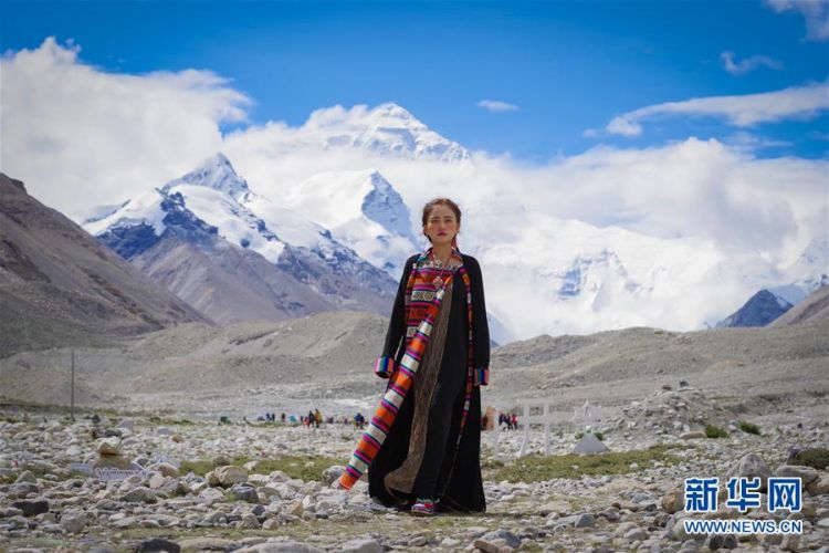 “格桑花开”西藏民族服饰秀亮相珠峰大本营