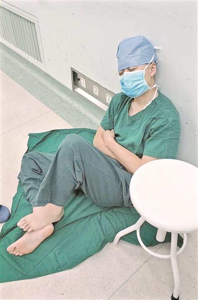 12小时连轴手术 他累倒挨墙而睡:这是每个医生都会做的