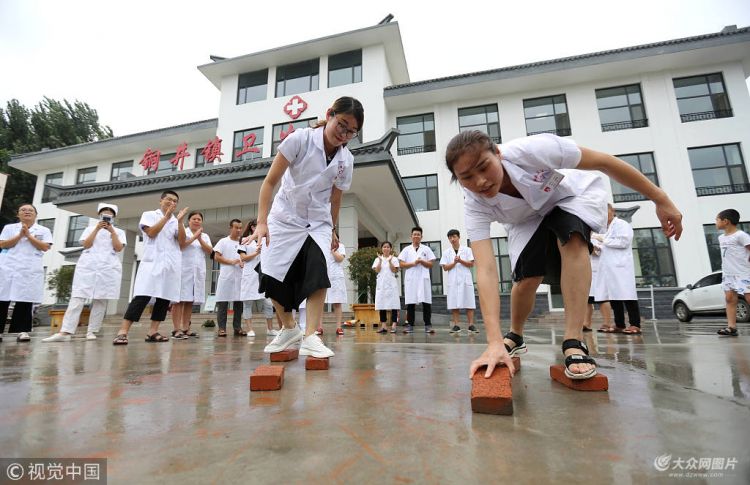 临沂：趣味运动会迎“中国医师节”