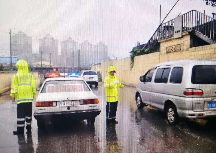 大雨致济南5处路口交通管制（图）