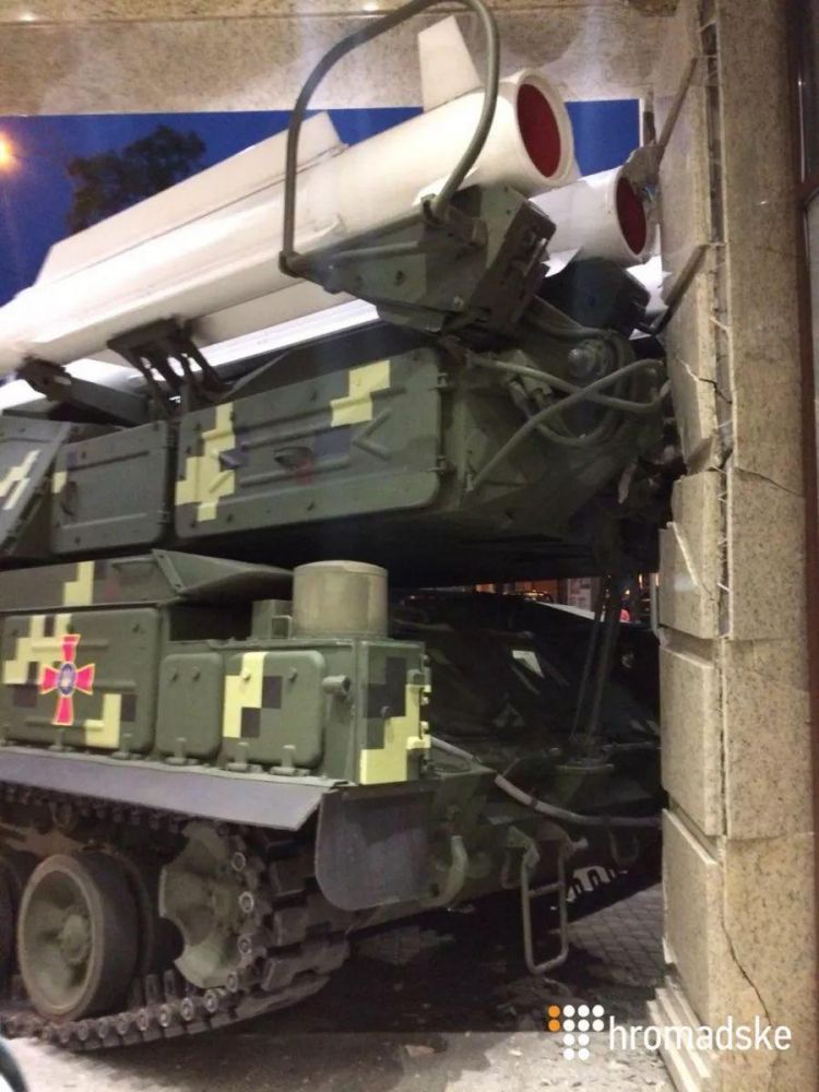 乌克兰独立日阅兵式彩排，防空导弹发射车险些撞进百货大楼