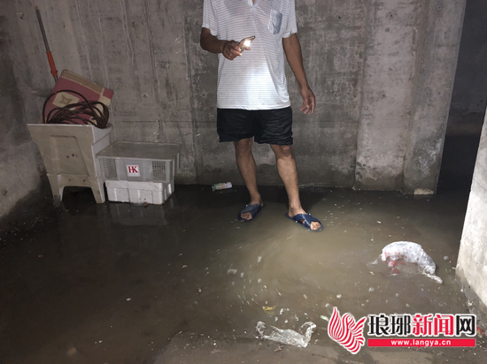 一下雨地下室就变“地下河”河东刘村社区问题多