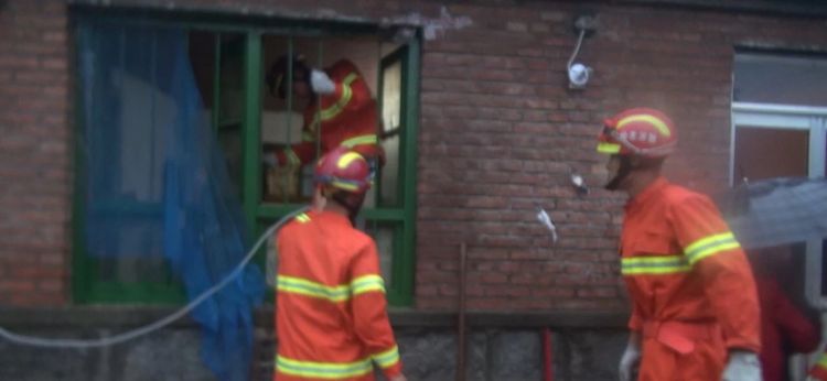 潍坊高新区雨水围困民房七人被困 消防涉水3公里救援