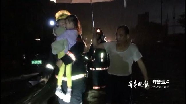 暴雨侵袭，小女孩被困车内！济南消防趟水救援