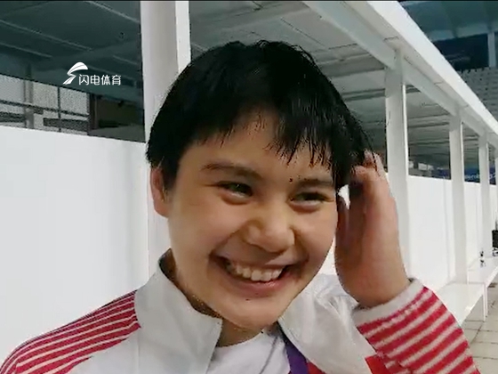 13岁山东游泳小将亚运摘银 赛后纯真羞涩接受采访