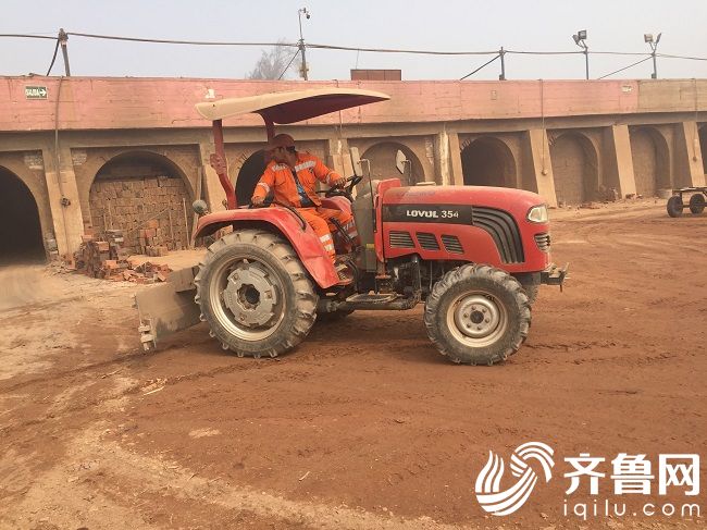 雷沃拖拉机在秘鲁制砖厂作业1