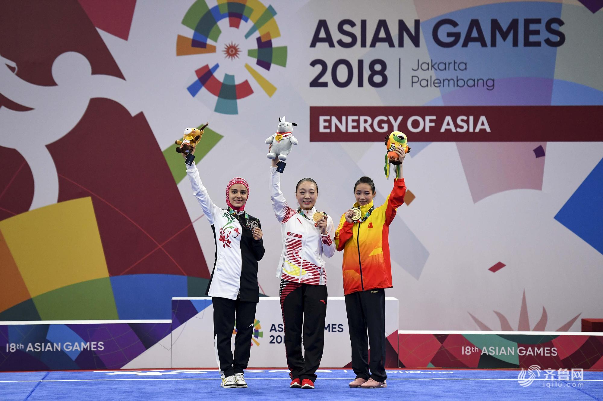 2018亚运会女子剑术枪术全能:郭梦娇摘金 颁奖