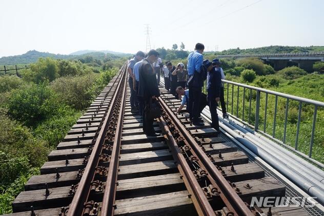 韩统一部：促连通朝韩铁路和公路在年内开工