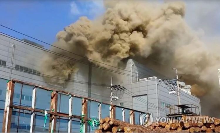 韩国工厂突发大火致9死 两名女工四楼跳下丧命
