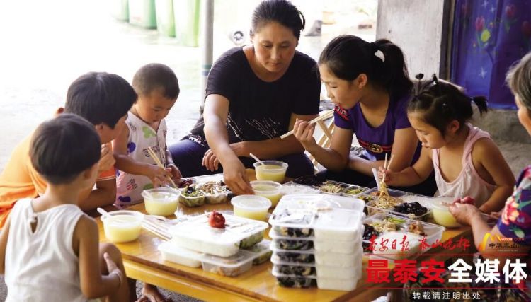 天宝镇年家峪村临时安置点内的村民正在吃午饭。  最泰安全媒体记者 陈阳 摄