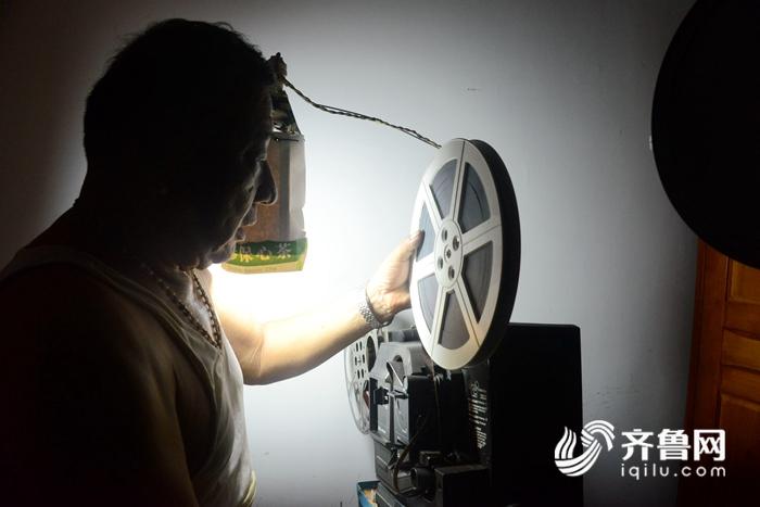 2018年8月13日，电影收藏家杜新芳向客人展示他收藏的电影藏品。 (22)_副本.jpg