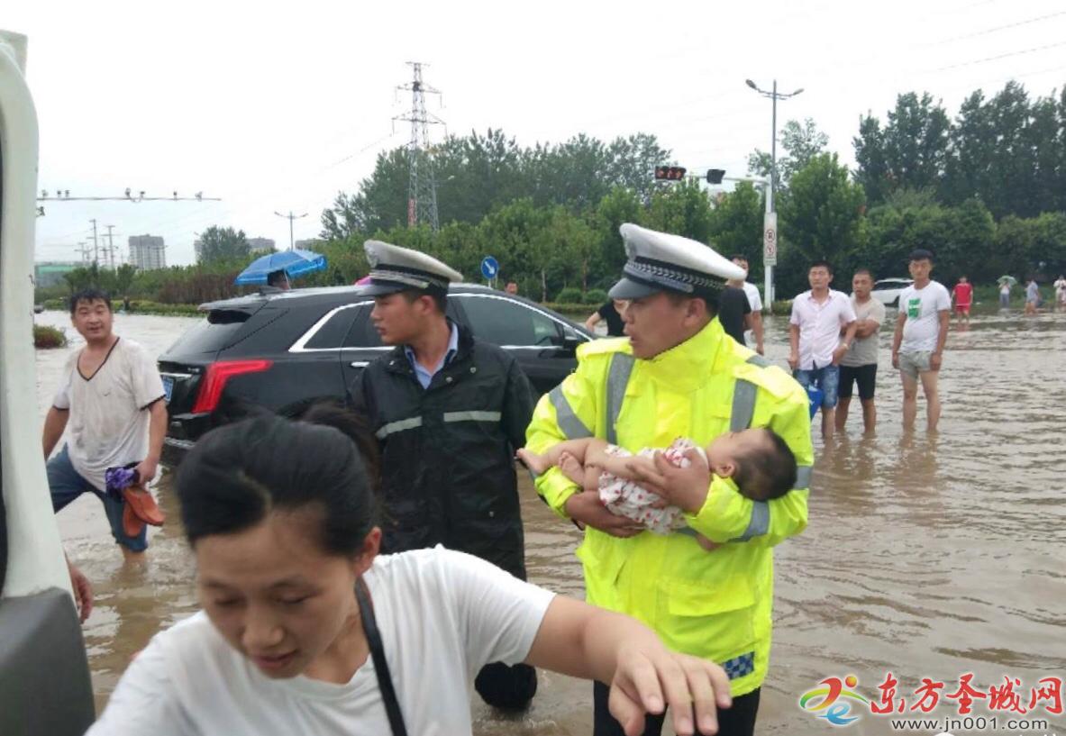孩子发烧送往医院 中途车辆被困水中