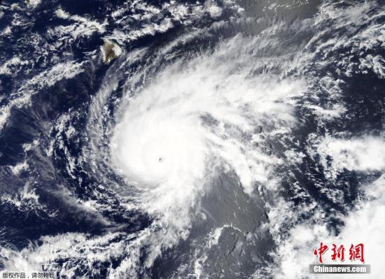 飓风来了！夏威夷大岛大雨磅礴 居民扫空货架严阵以待