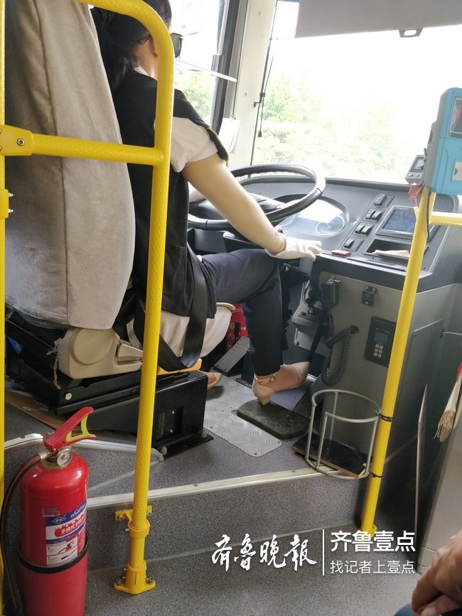 泰安公交司机穿高跟鞋开车 刹车时乘客看着都心慌