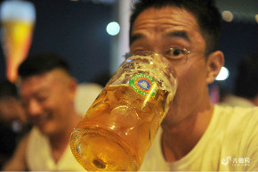 青岛啤酒节上演最后周末狂欢 市民开怀畅饮