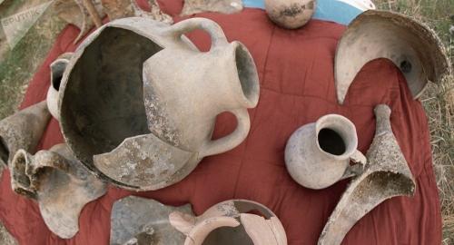 希腊发现3000多年历史古墓：骨架、石棺、双耳瓶