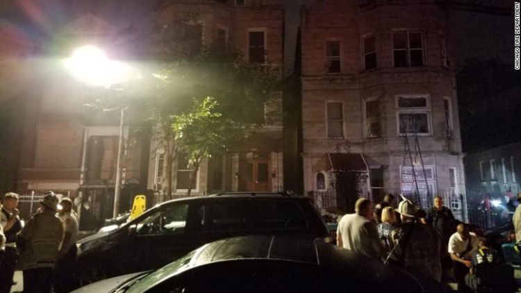 美国芝加哥一居民楼发生火灾 造成8人死亡
