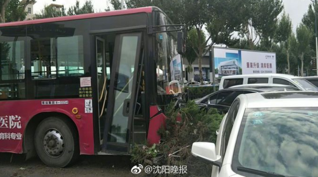 乘客殴打公交司机 导致沈阳一公交车失控冲进绿化带