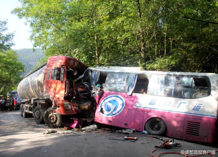 四川一载23人客车与水泥罐车迎头相撞 致1死21伤