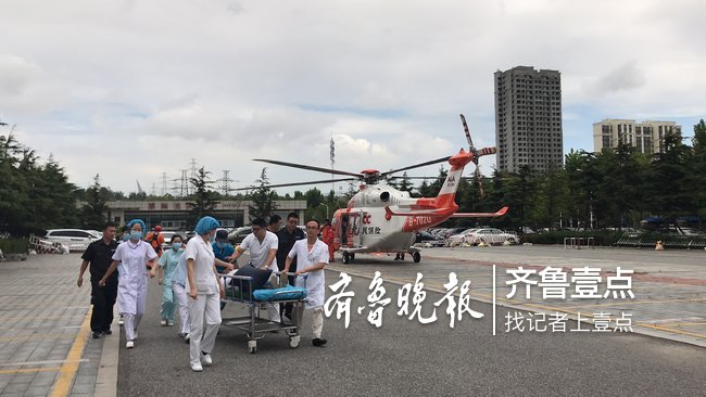 青岛灵山岛一女游客突发疾病，直升机紧急空中救援