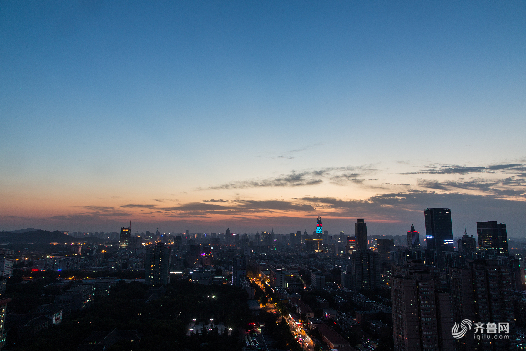 的好天气,傍晚时分,夕阳染红了天边的云彩,迎来了一场唯美的日落大片