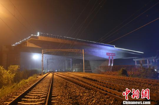 太行山高速一特大桥转体 确保太行山高速邯郸段年底通车