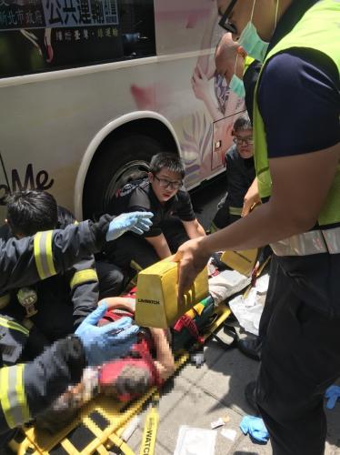 台湾77岁老妇上公交车摔倒 遭车轮辗轧左腿骨折