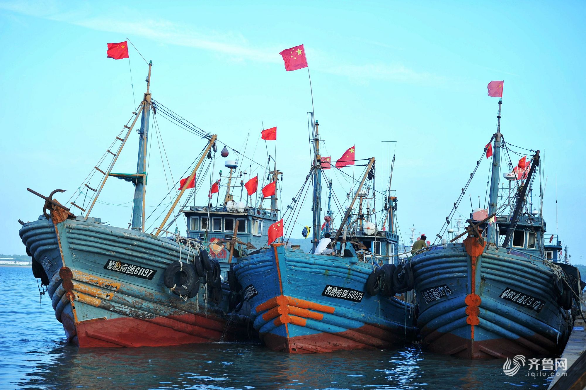 青岛黄渤海开渔期将至 渔民整理渔船渔网准备开捕