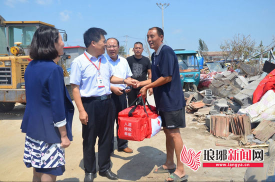临沂市红会发放5万余元物资 救助河东受灾群众