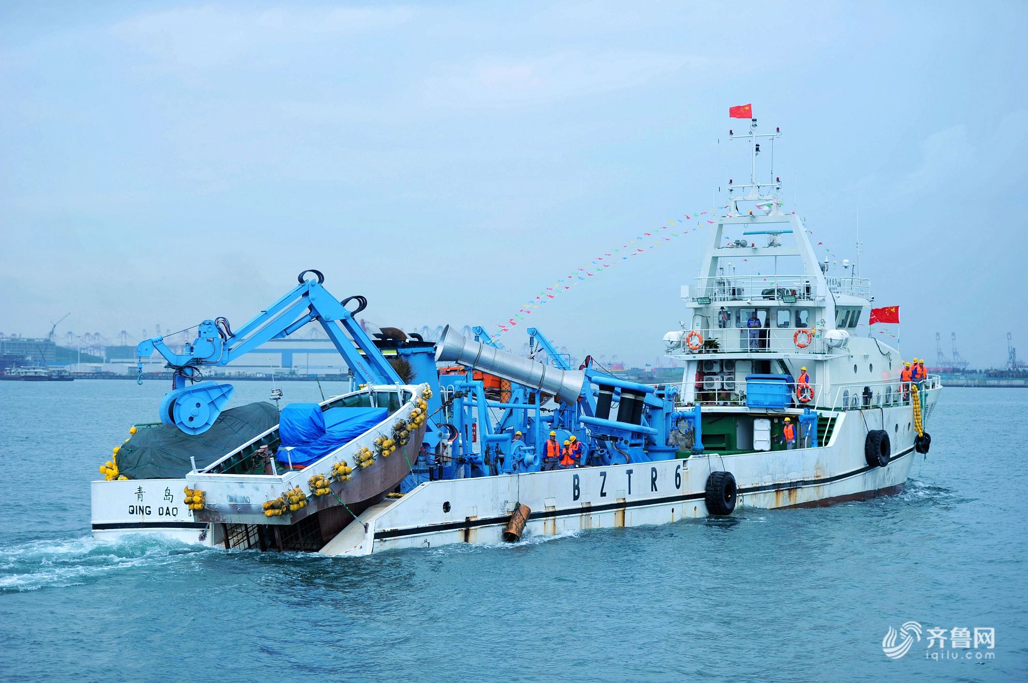 青岛新型远洋金枪鱼围网渔船首航印度洋