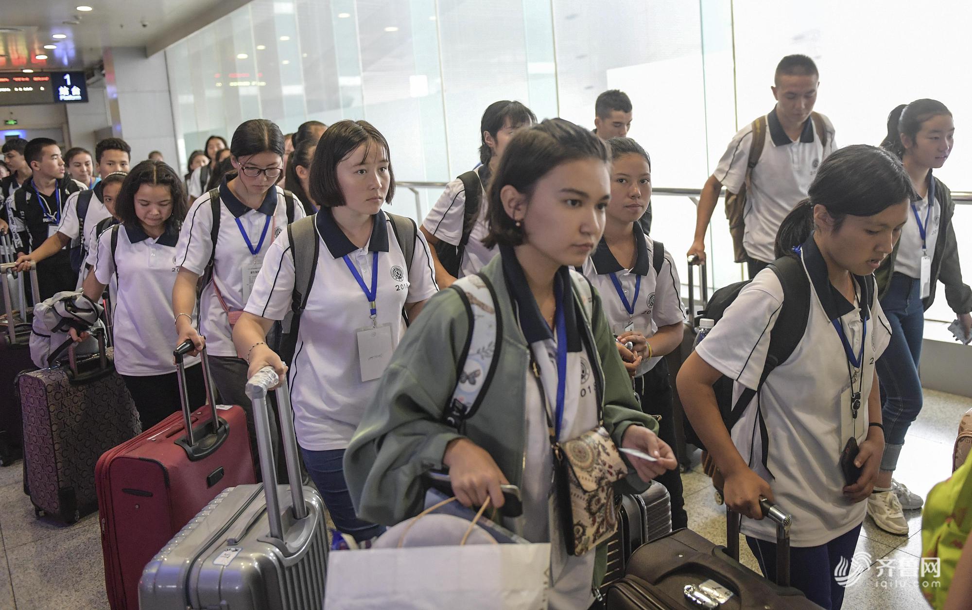 济南火车站迎学生返校客流高峰  众多学生排队候车