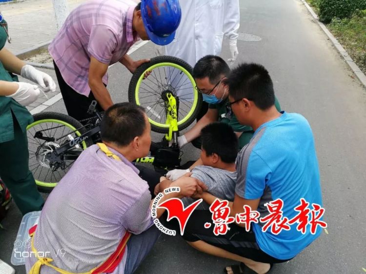 淄博8岁男孩骑车摔倒，刹车把刺入大腿！危急时刻……