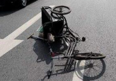张店一8岁男孩骑车摔倒 刹车把插入大腿