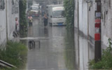 大雨致居民家中被淹 聊城消防冒雨抽水排涝