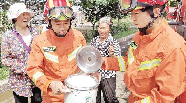 寿光群众自发送饭送水送物 向救援消防官兵表达谢意
