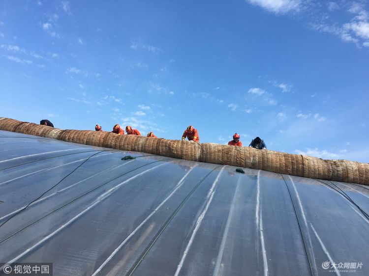 泰州消防官兵奋战寿光灾区 为棚顶铺设草垫