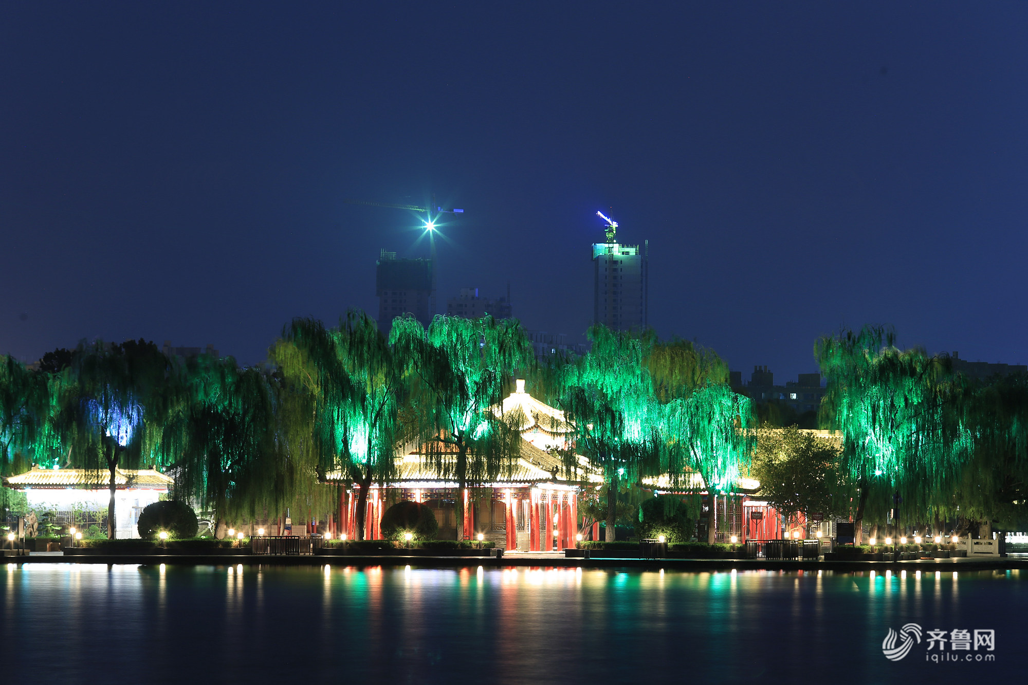 济南初秋大明湖夜色璀璨夺目