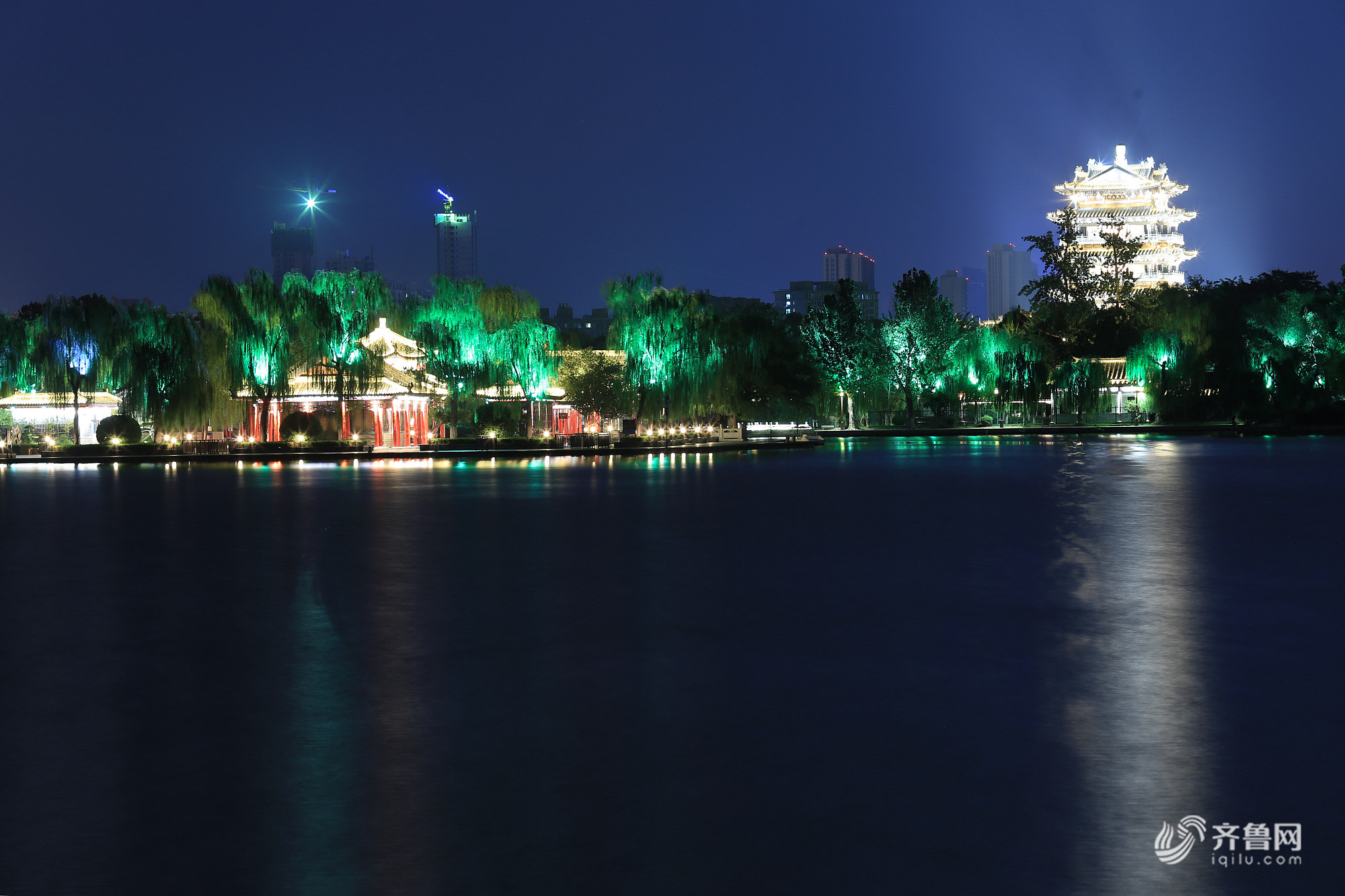 济南初秋大明湖夜色璀璨夺目