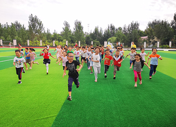 新学期伊始,曹村小学根据不同年龄阶段学生的特点,安排了不同主题的